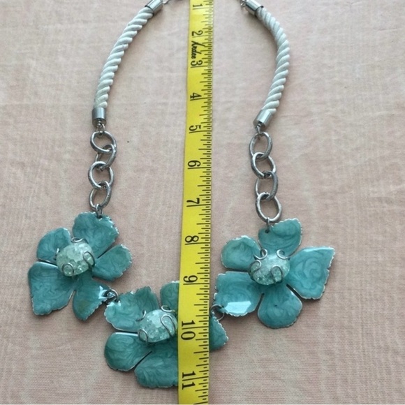 Woman’s unique 3 dimensional Enamel Flower Necklace with sliver tone metal - Picture 2 of 9